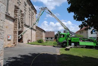 Mithilfe einer großen Betonpumpe...